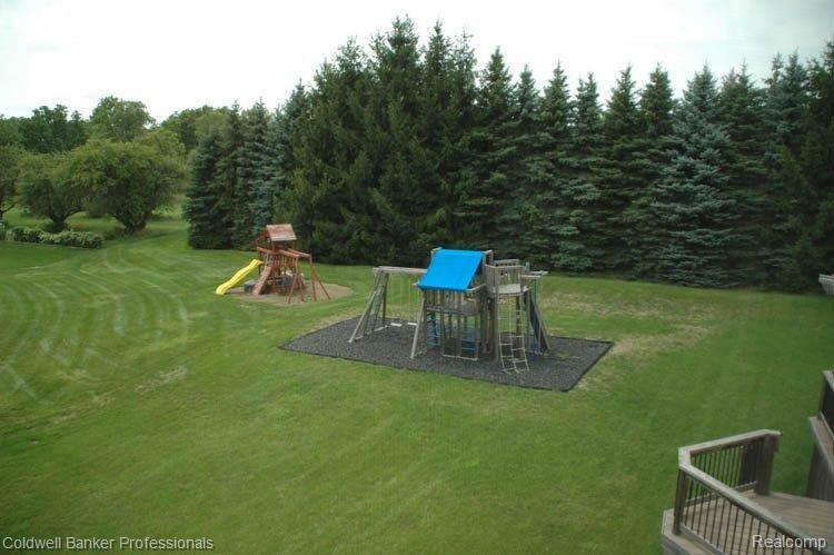 3032 Grand Park Rochester, MI 48307 - Photo 23 of 25 Upstairs View of Back Yard