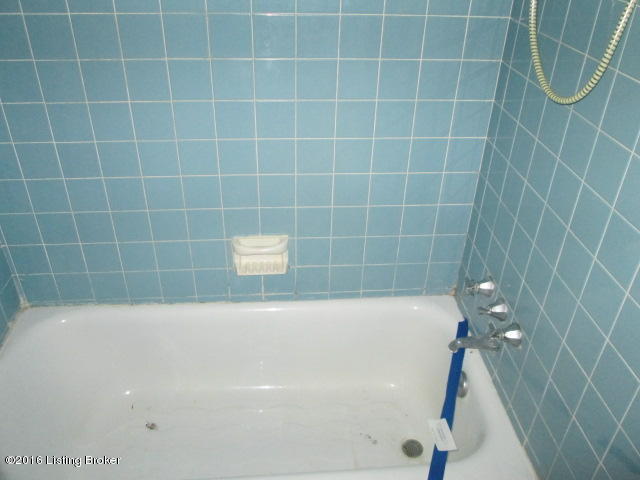12202 Hardwick Road Louisville, KY 40243 - Photo 15 of 16 Bath Tub