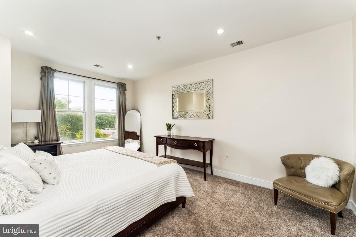 1418 North Rhodes Street, Unit B428 Arlington, VA 22209 - Photo 11 of 23 Primary Bedroom