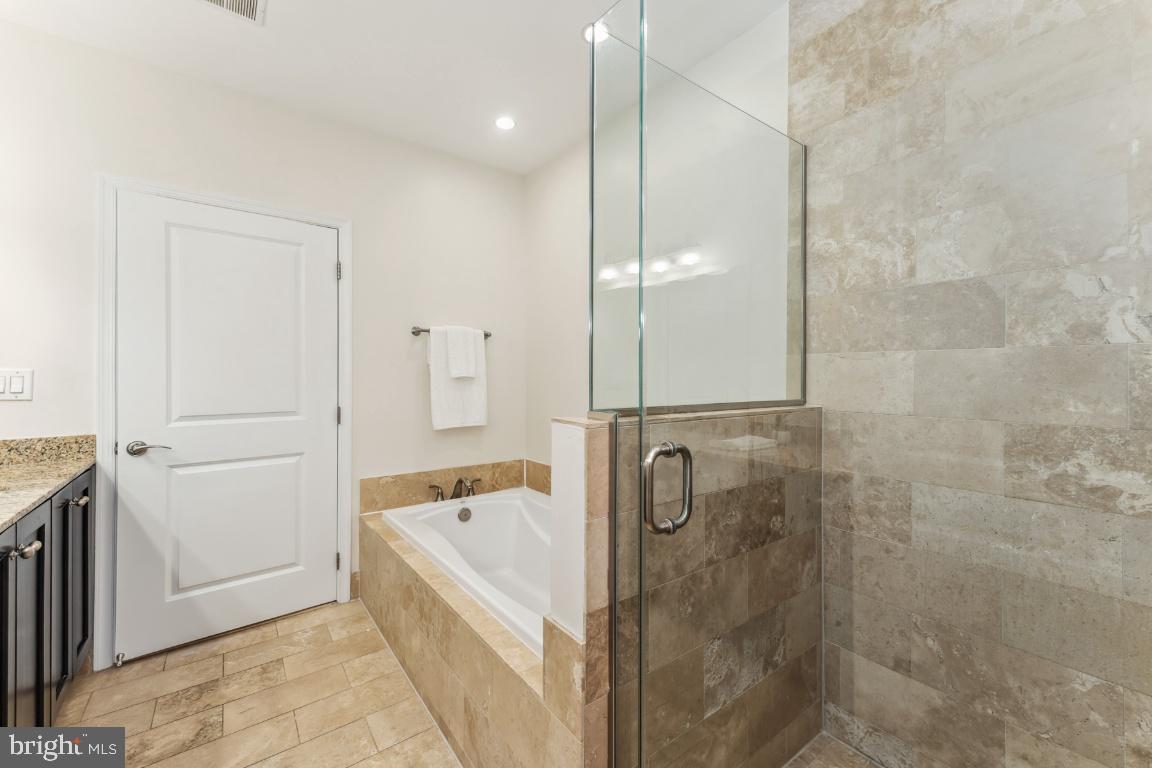 1418 North Rhodes Street, Unit B428 Arlington, VA 22209 - Photo 15 of 23 Primary Bath