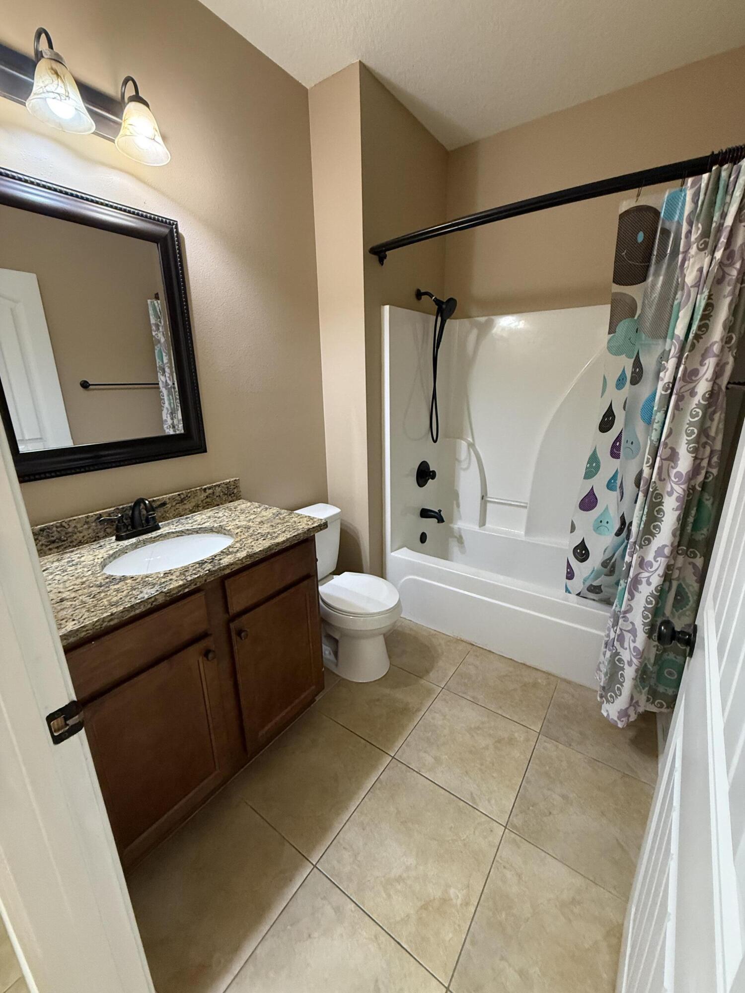 4555 Hermosa Road Crestview, FL 32539 - Photo 22 of 25 Shared Bathroom