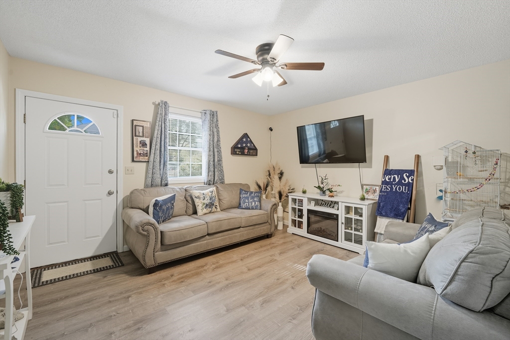 90 Lorenzo Street Springfield, MA 01109 - Photo 3 of 21 Gallery Image 3