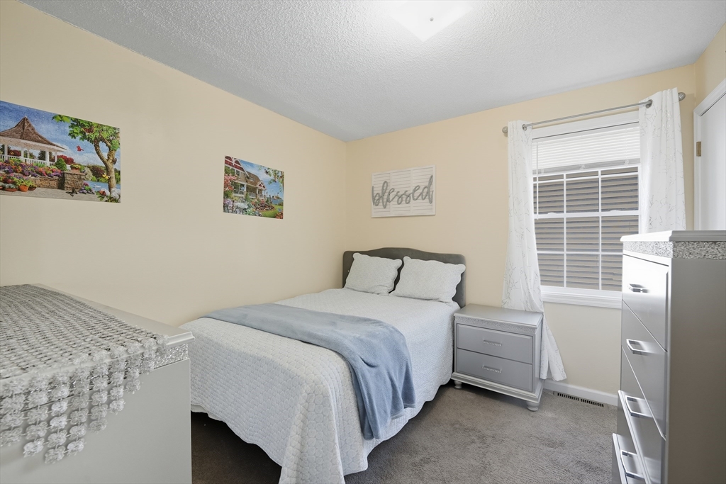 90 Lorenzo Street Springfield, MA 01109 - Photo 8 of 21 Gallery Image 8