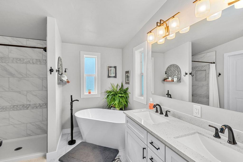 435 32 Road, Unit 601 Clifton, CO 81520 - Photo 14 of 26 a bathroom with a tub sink and mirror