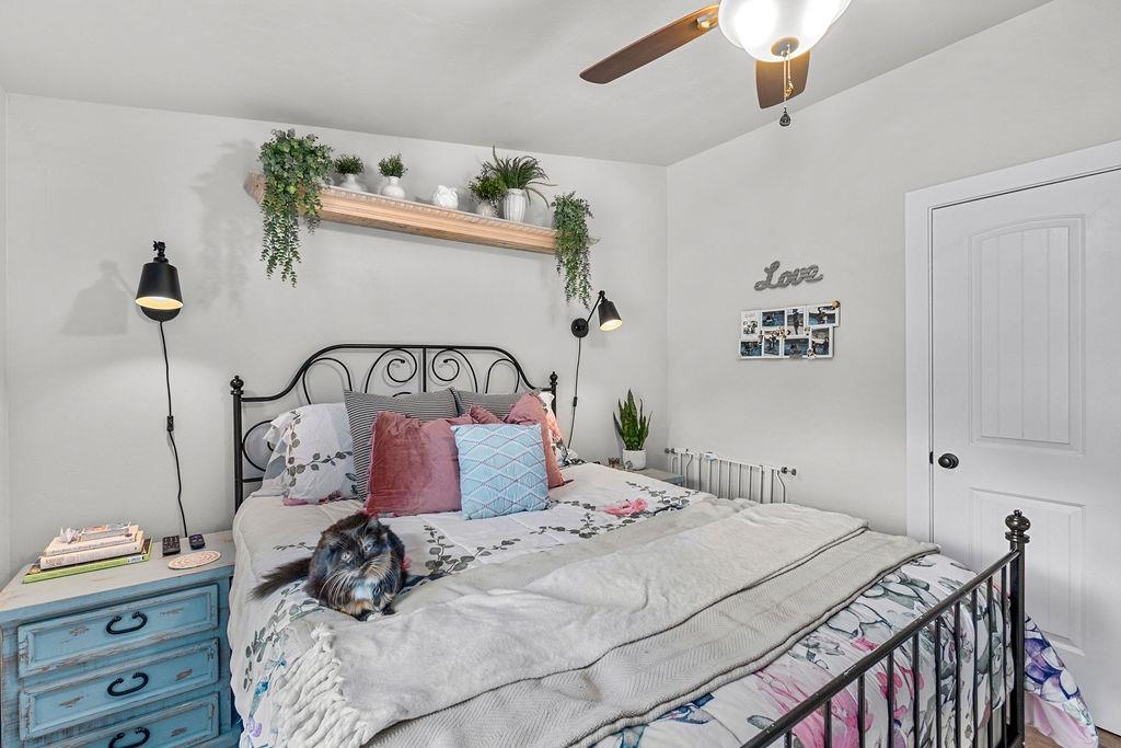 435 32 Road, Unit 601 Clifton, CO 81520 - Photo 18 of 26 a bedroom with a bed and a dresser in it