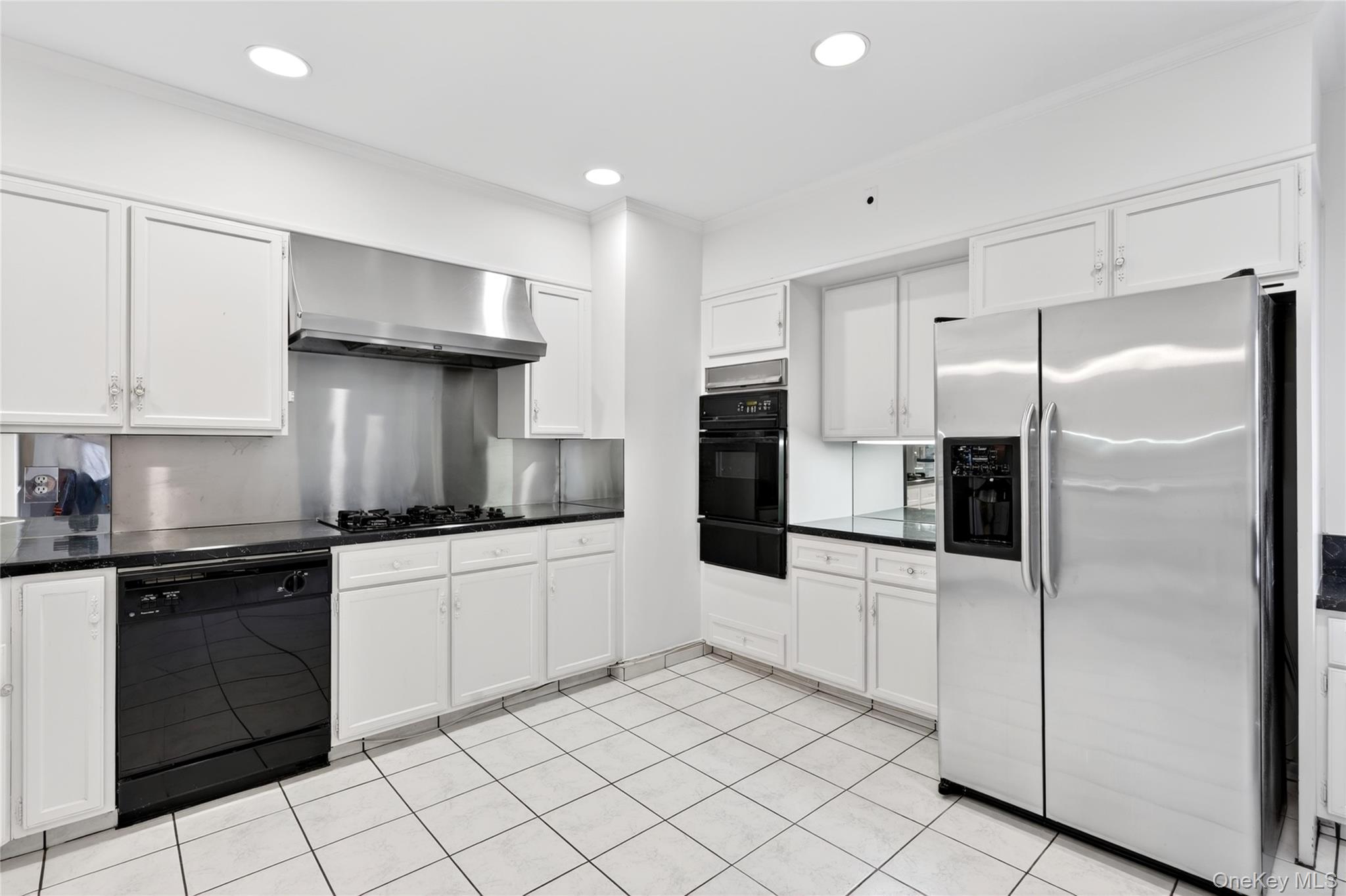 10 Brooklands, Unit 5H Bronxville, NY 10708 - Photo 8 of 33 Alternate View of the Eat-In Kitchen