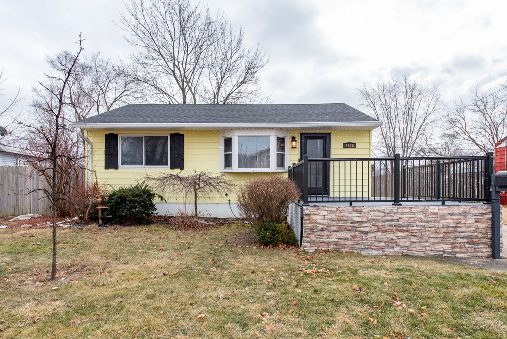2825 Shoshone Road Waukegan, IL 60087 - Photo 1 of 26 Gallery Image 1