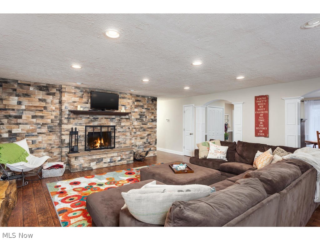 2447 Martin Road Akron, OH 44333 - Photo 4 of 29 Gallery Image 4