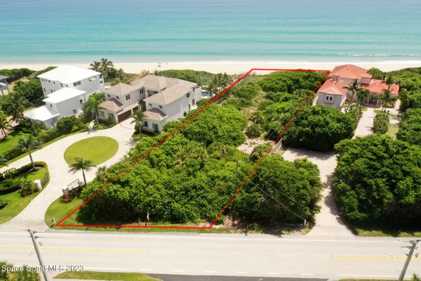 a view of a back yard of the house and green space