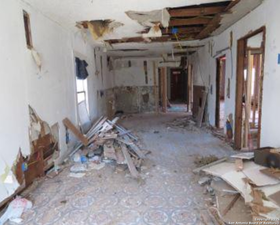 157 Halliday Avenue San Antonio, TX 78210 - Photo 2 of 4 a view of a hallway with seating area