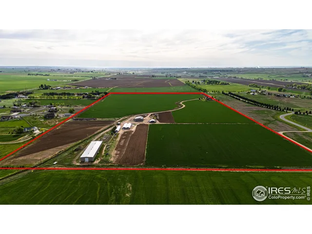 a black and white photo of a room