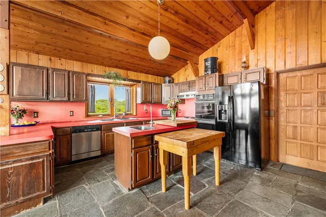 $3,800,000 | 1035 Mohegan Trail, Block Island, RI 02807