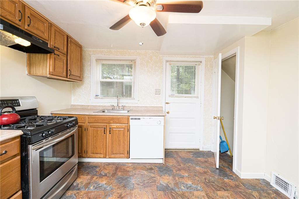 927 Liberty Street McKees Rocks, PA 15136 - Photo 5 of 20