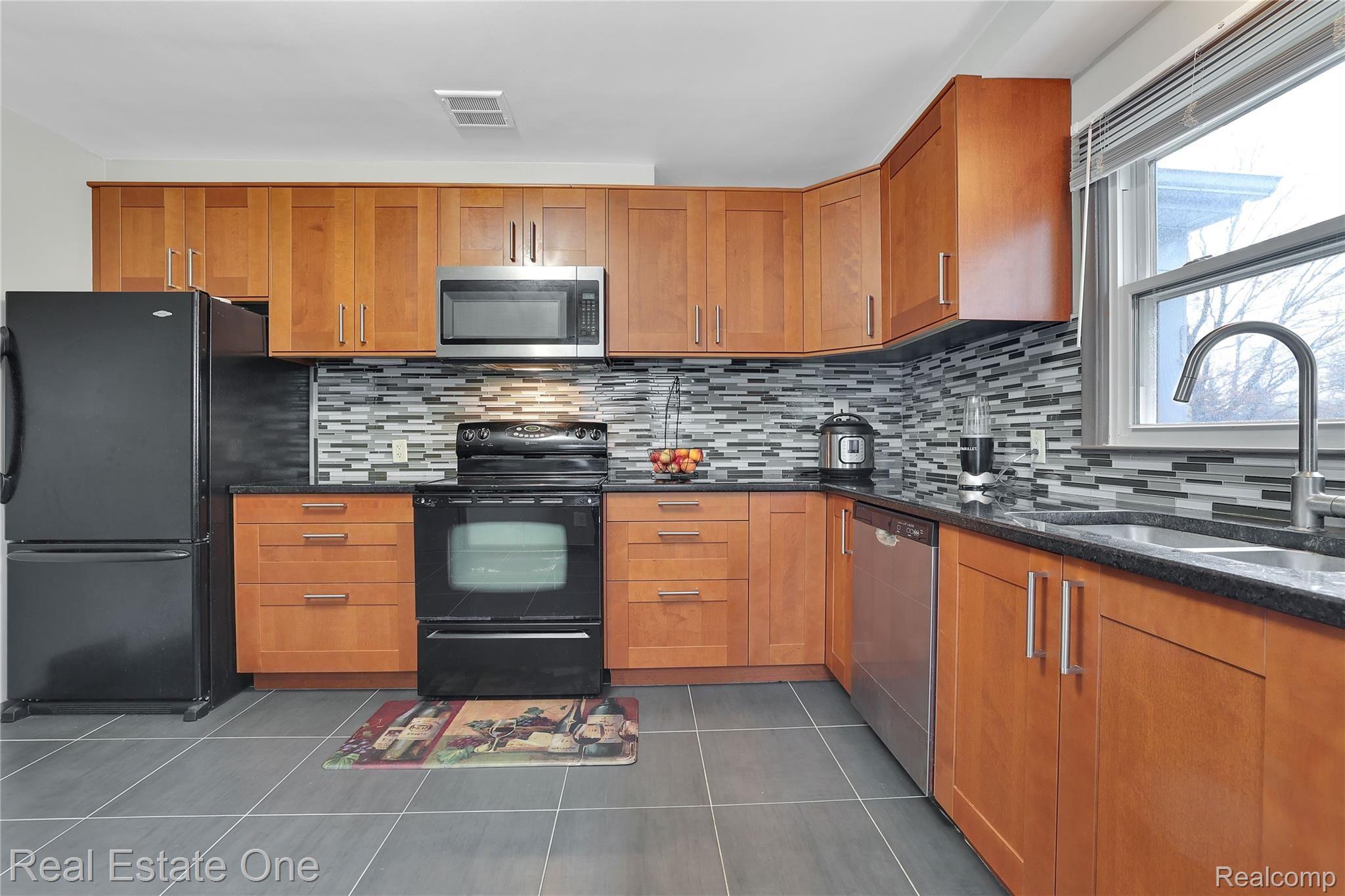 2928 West Tienken Road Rochester, MI 48306 - Photo 8 of 21 AY2A4113.jpg