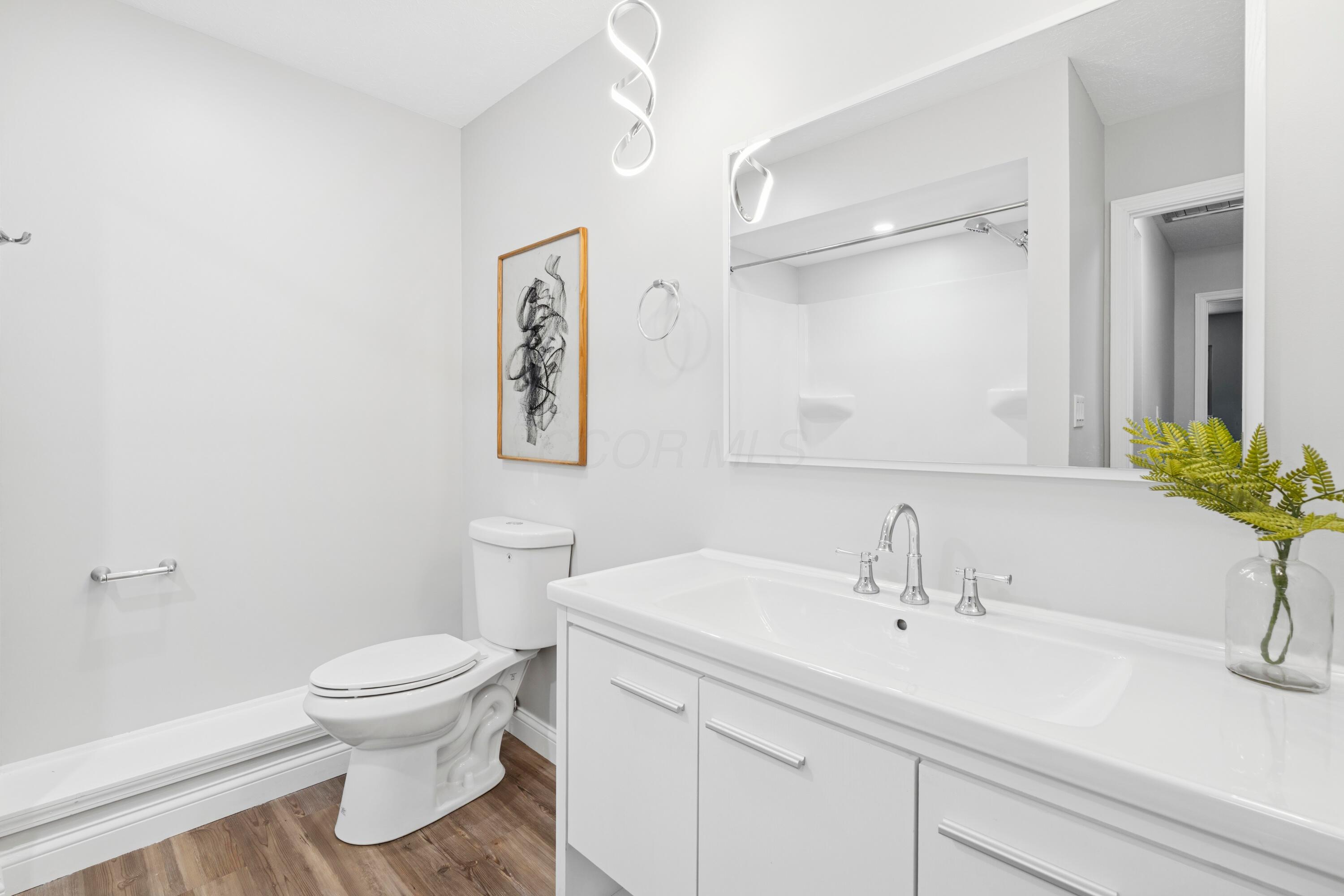5440 Aspen Road Columbus, OH 43229 - Photo 27 of 52 Hallway Full Bathroom