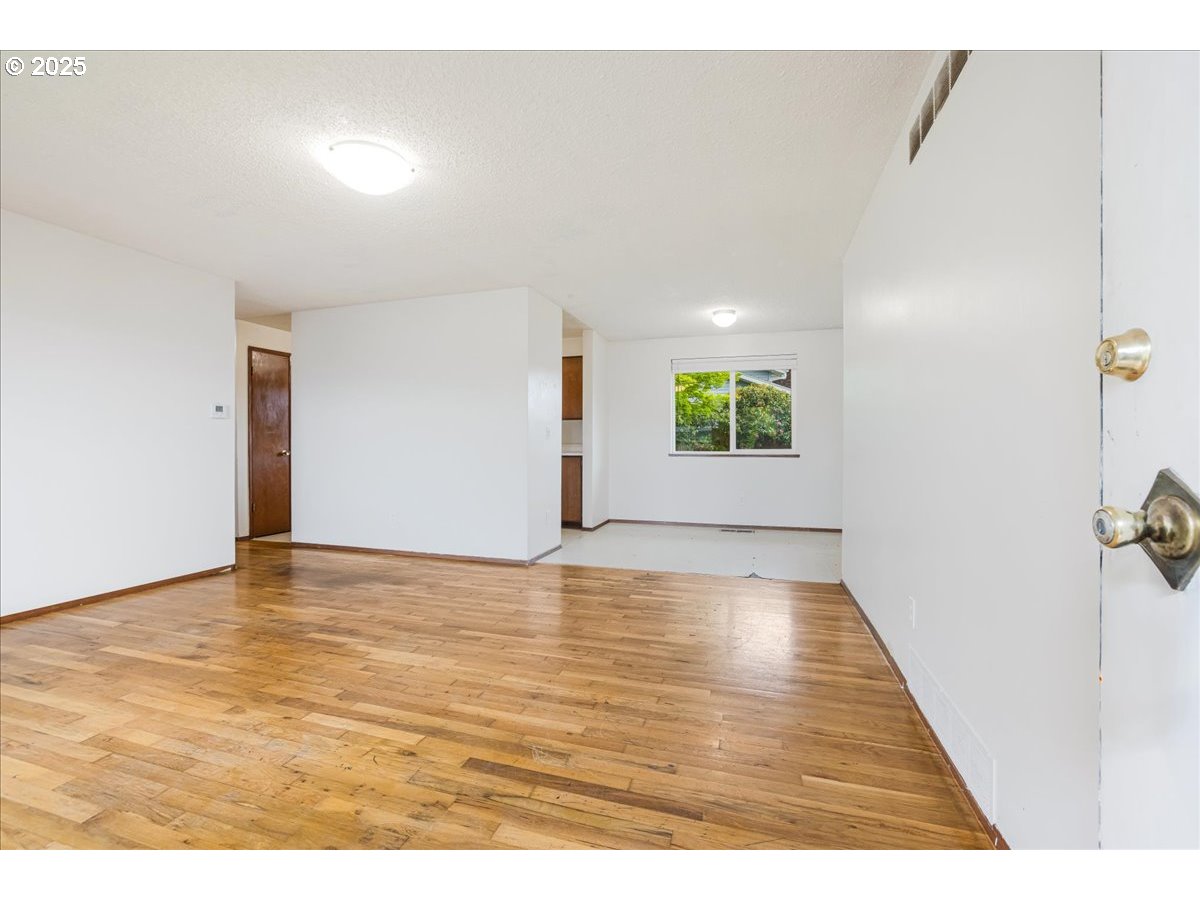 23554 Southeast Oak Street Gresham, OR 97030 - Photo 5 of 25 Gallery Image 5