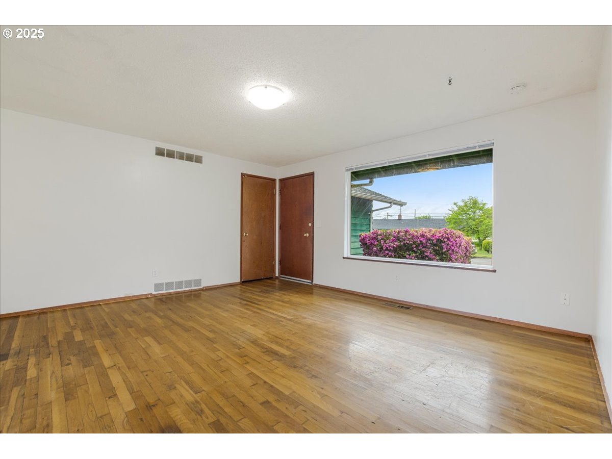 23554 Southeast Oak Street Gresham, OR 97030 - Photo 6 of 25 Gallery Image 6