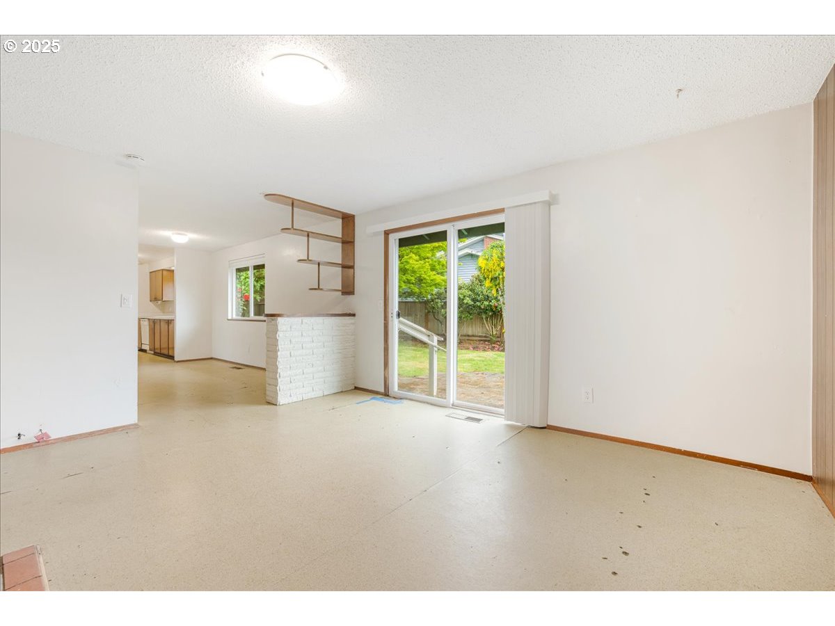 23554 Southeast Oak Street Gresham, OR 97030 - Photo 9 of 25 Gallery Image 9