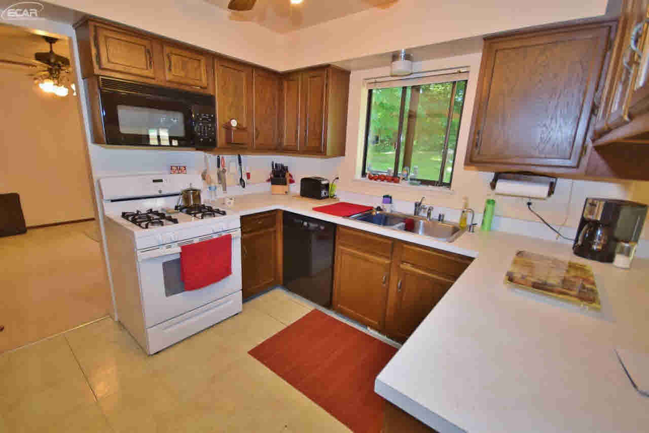 11324 White Lake Road Fenton, MI 48430 - Photo 7 of 28 21365703-6.JPG