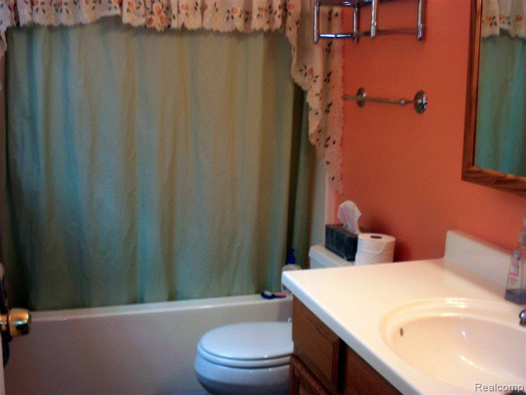 4170 Catlin Road Columbiaville, MI 48421 - Photo 8 of 25 Master bath.JPG
