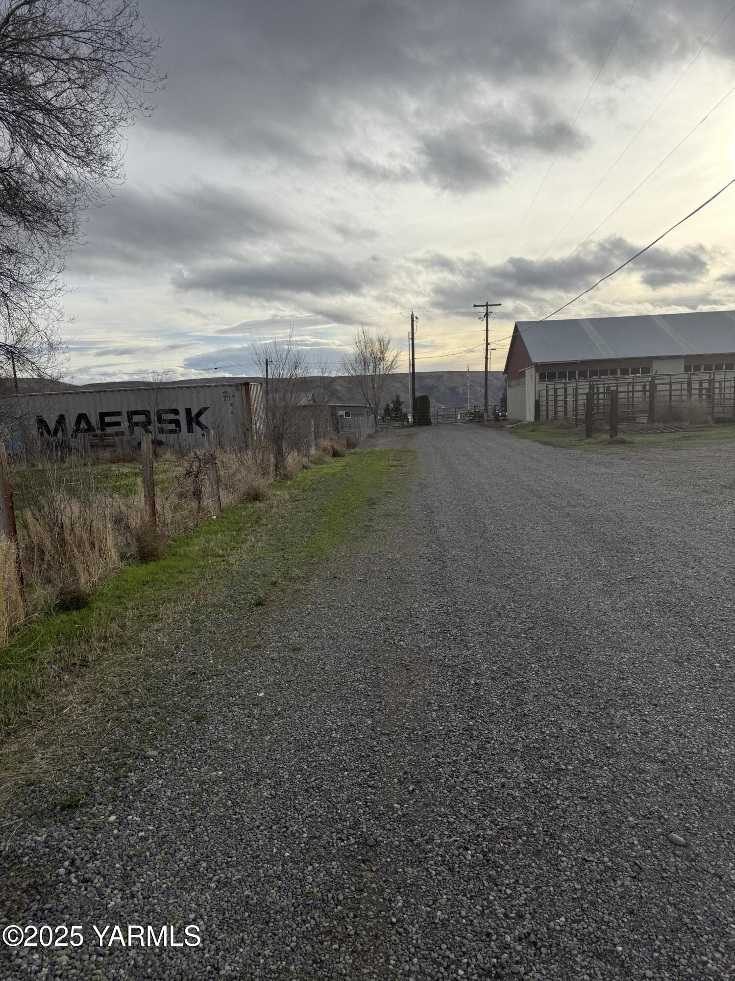 341 Johnson Road Selah, WA 98942 - Photo 4 of 5 a view of a terrace with a yard