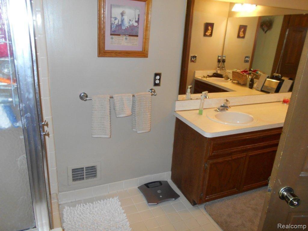 736 Stanford Circle Rochester, MI 48309 - Photo 23 of 41 DSCN0172.jpg