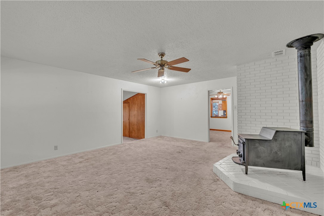 7634 Fox Trail Belton, TX 76513 - Photo 16 of 41 Living room