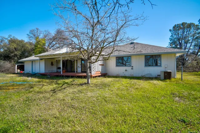 a view of a house with a backyard