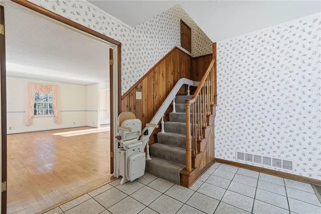 a view of entryway with natural light