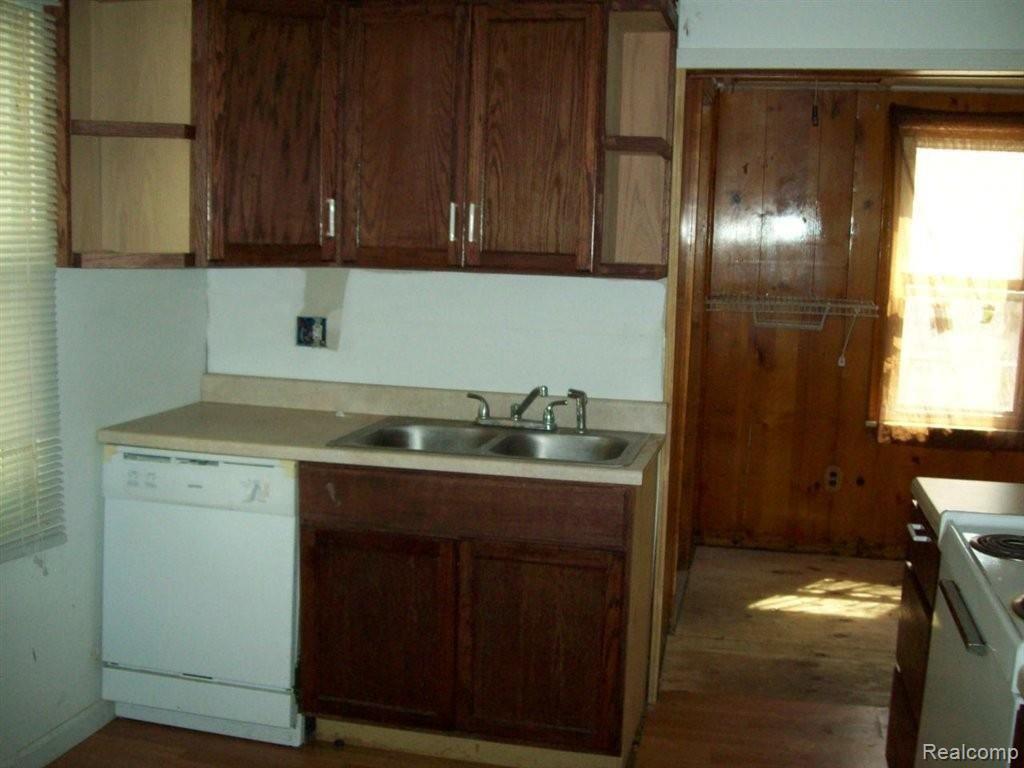 11368 Maxwell Avenue Warren, MI 48089 - Photo 9 of 15 100_3516.JPG