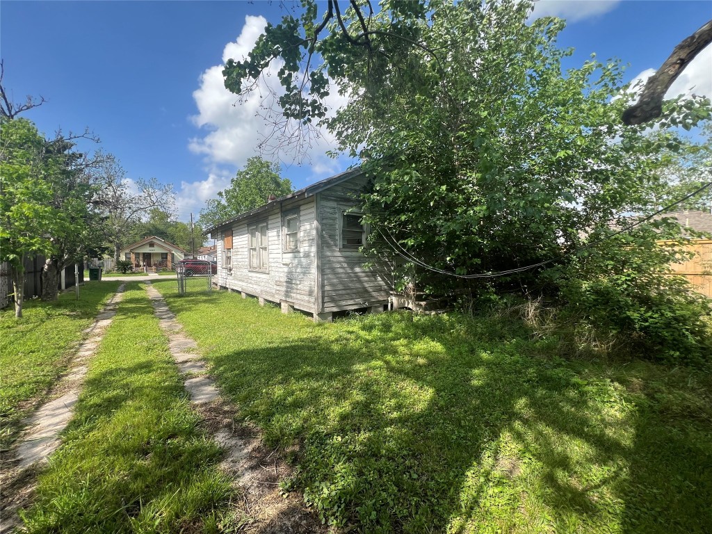 1210 Lindale Street Houston, TX 77022 - Photo 2 of 7 Central location offering quick routes to Downtown, The Heights, and major transit corridors.