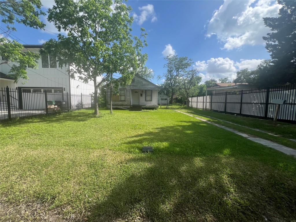 1210 Lindale Street Houston, TX 77022 - Photo 4 of 7 Excellent location with quick access to major highways, transit, and city amenities.