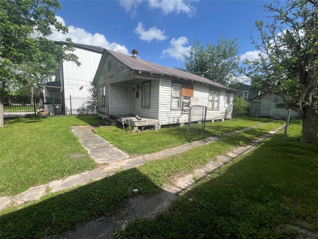 1210 Lindale Street Houston, TX 77022 - Photo 6 of 7 Endless possibilities for builders and investors looking to maximize value.
