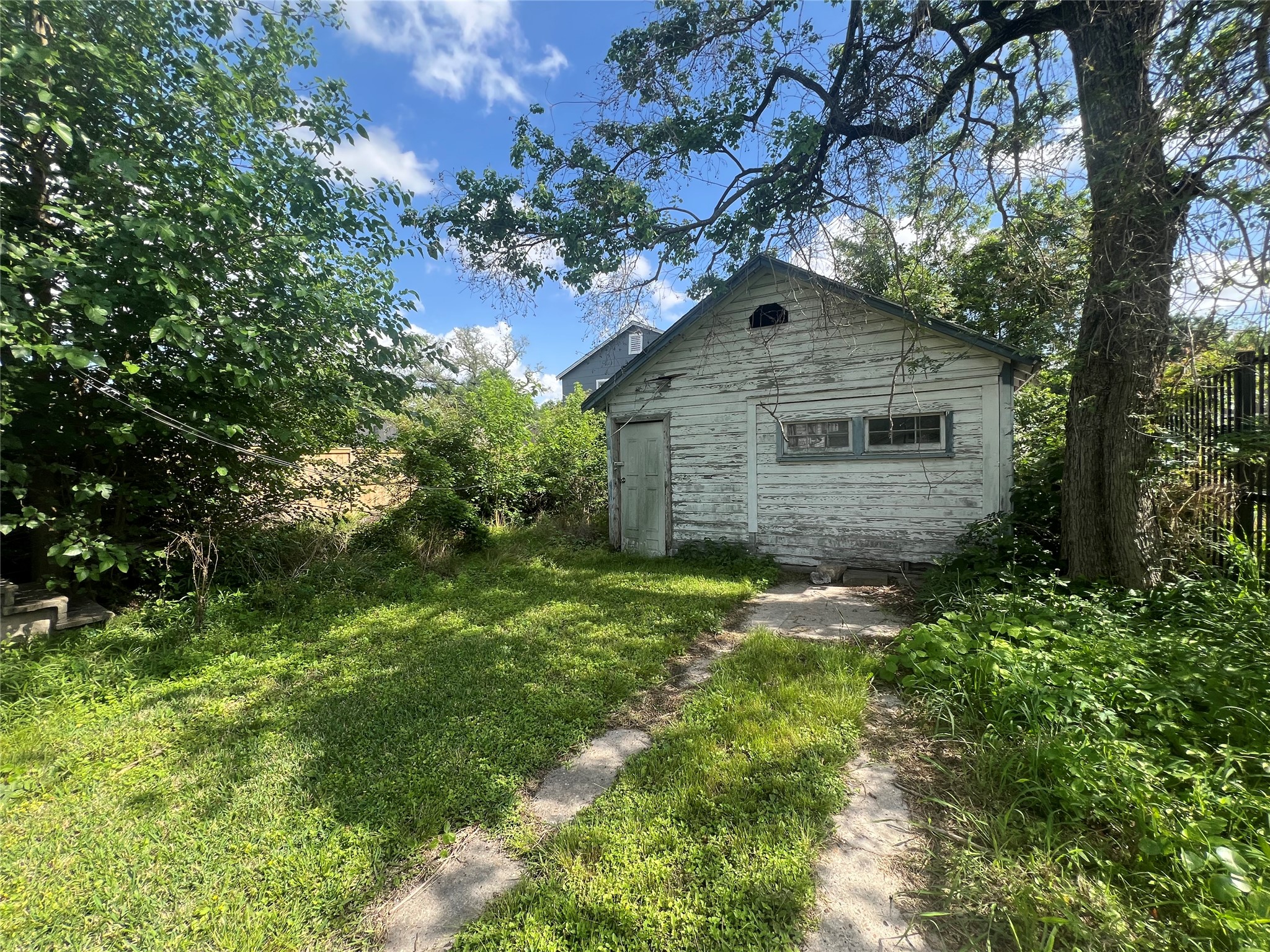 1210 Lindale Street Houston, TX 77022 - Photo 7 of 7 Prime spot near Houston’s top attractions, from the Farmers Market to the Post Oak district.