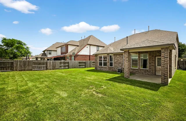 a view of a house with backyard and porch