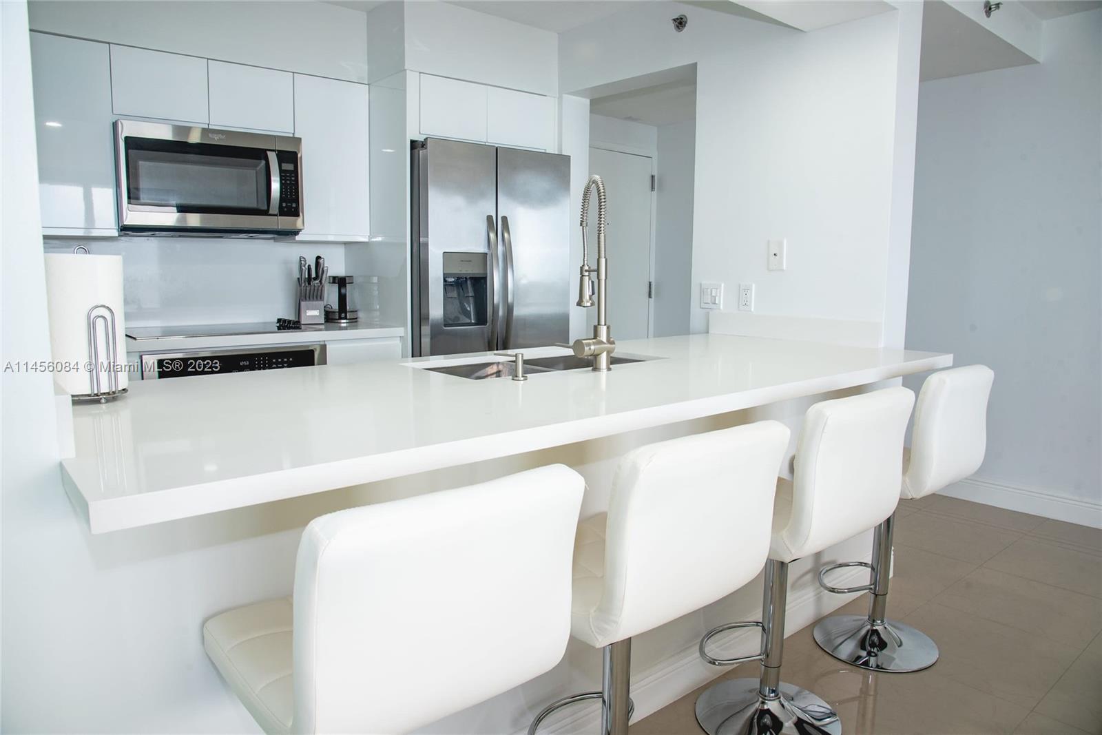 1200 Brickell Bay Drive, Unit 3701 Miami, FL 33131 - Photo 3 of 7