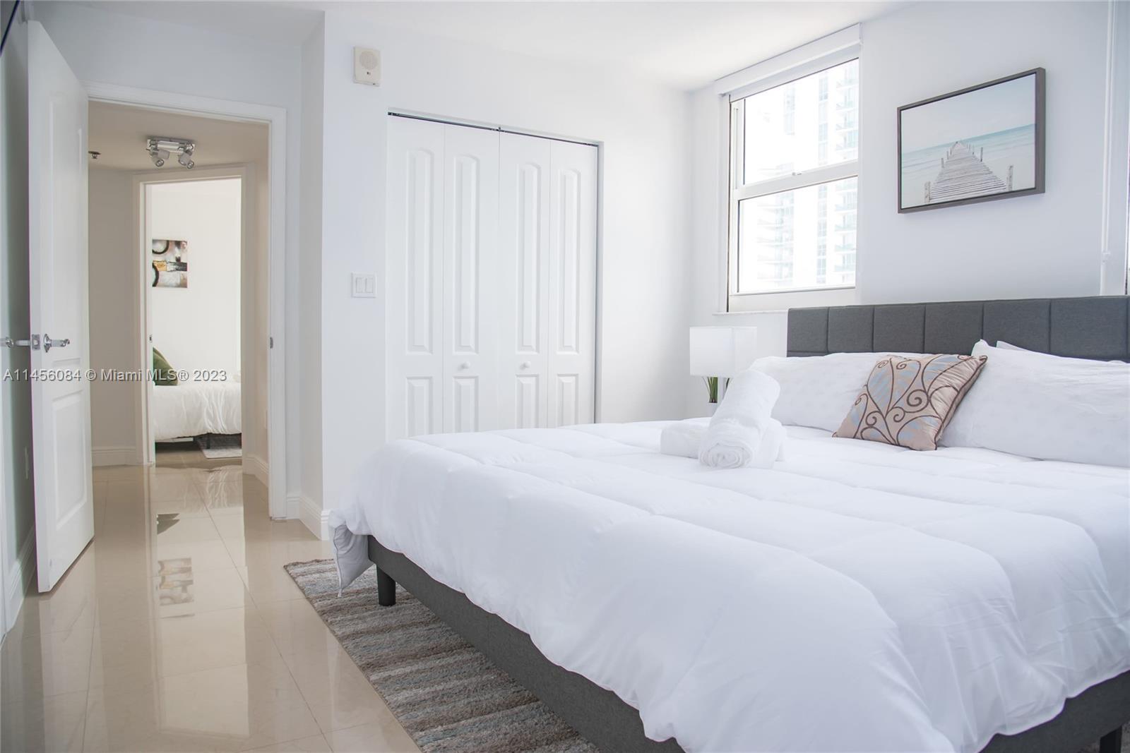 1200 Brickell Bay Drive, Unit 3701 Miami, FL 33131 - Photo 5 of 7