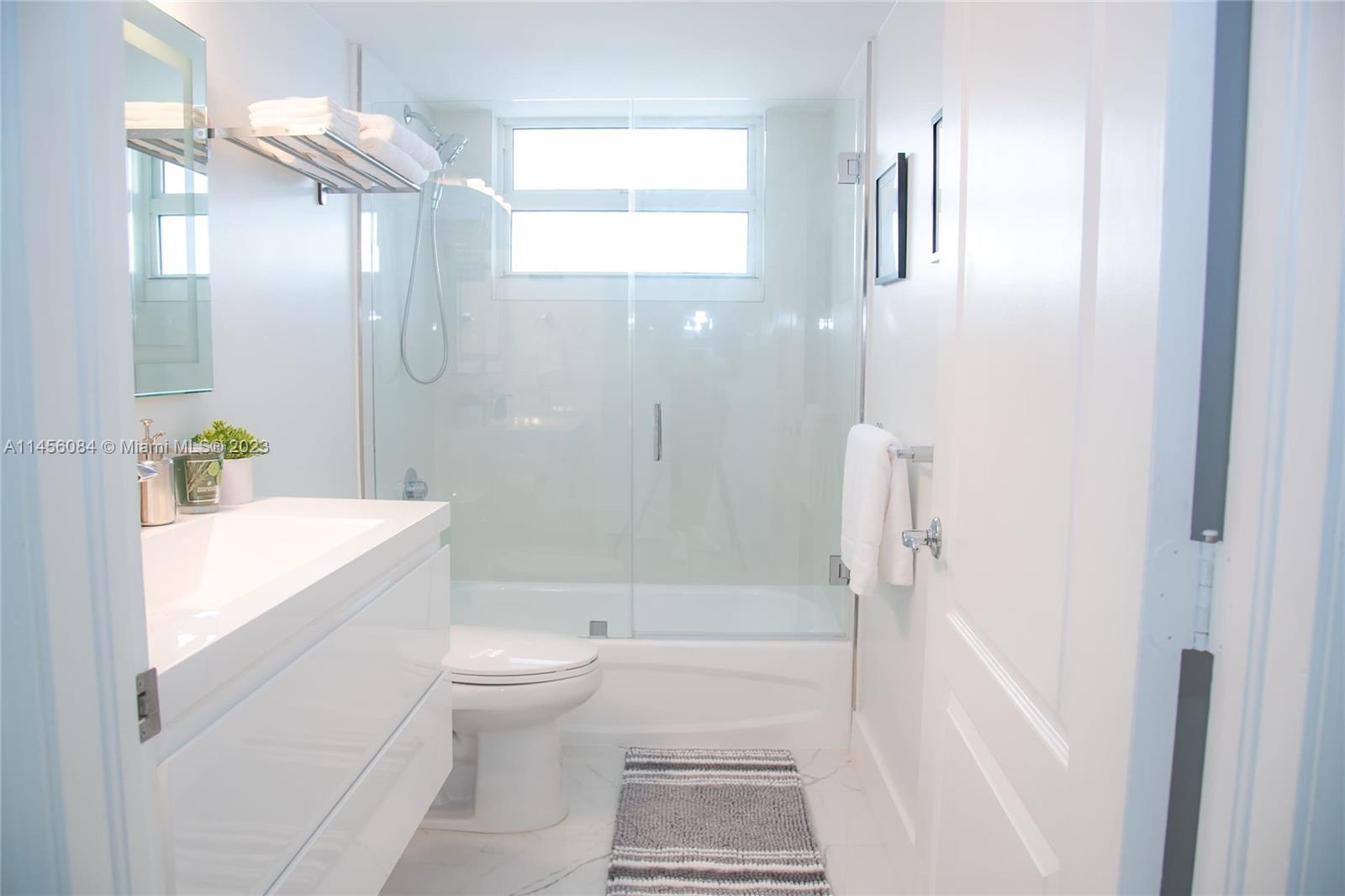 1200 Brickell Bay Drive, Unit 3701 Miami, FL 33131 - Photo 6 of 7