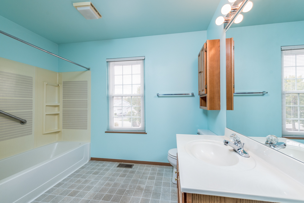34321 Homestead Road Gurnee, IL 60031 - Photo 27 of 30 a bathroom with a sink a bathtub and a mirror