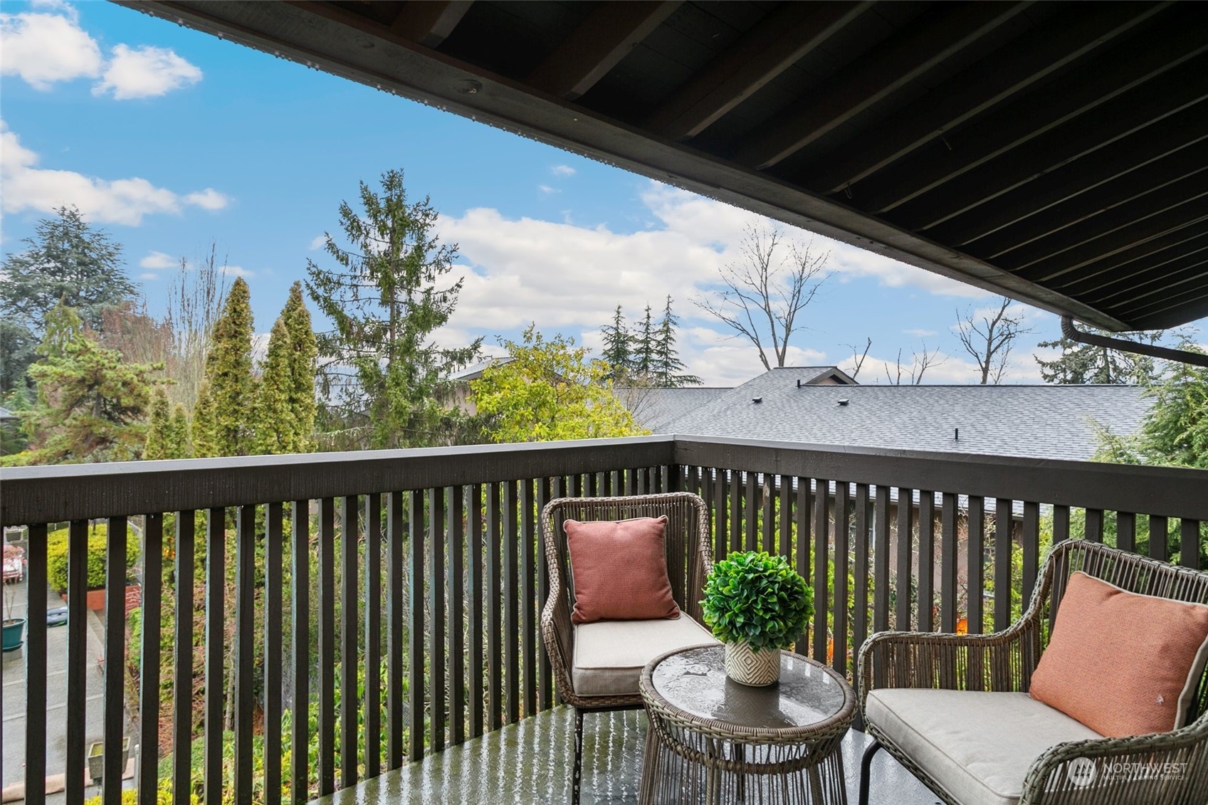 1425 South Puget Drive, Unit H5 Renton, WA 98055 - Photo 3 of 29 a balcony with furniture
