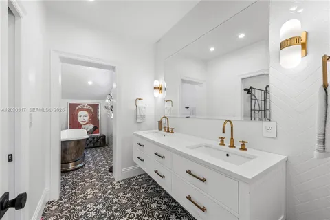 $4,695,000 | 5236 Pine Tree Drive, Miami Beach, FL 33140