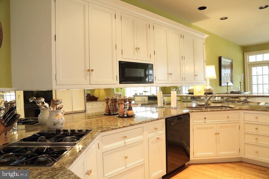 636 Northfield Road Lititz, PA 17543 - Photo 14 of 37 Gas Stove - plenty of cabinet space