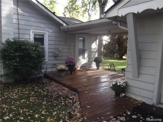131 Rexton Street Novi, MI 48377 - Photo 3 of 29 131 Rexton Covered Walkway from garage to house.jpg