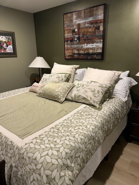 6480 Bayou Glen Road Houston, TX 77057 - Photo 8 of 12 a bedroom with bed and painting on the wall