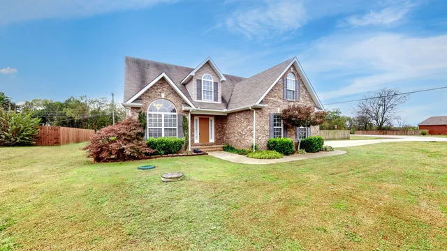 a view of a yard in front of house