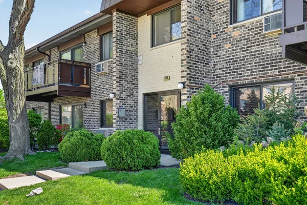 $229,900 | 2638 North Windsor Drive, Unit 102, Arlington Heights, IL 60004