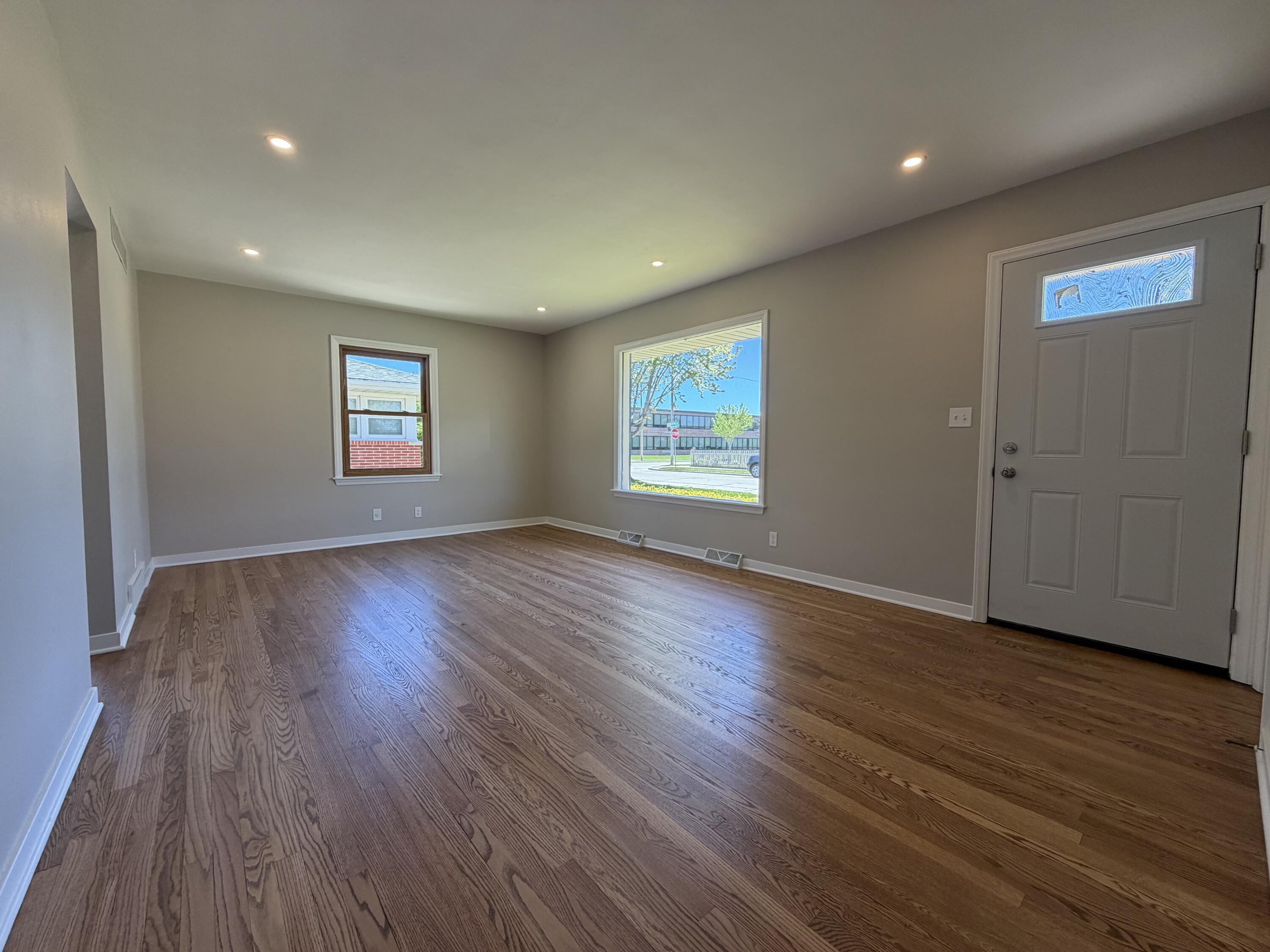 1010 Shorecrest Drive Racine, WI 53402 - Photo 2 of 14 Living Room