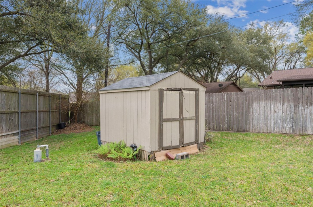 1400 Gun And Rod Road Brenham, TX 77833 - Photo 20 of 23 a backyard of a house with lots of green space