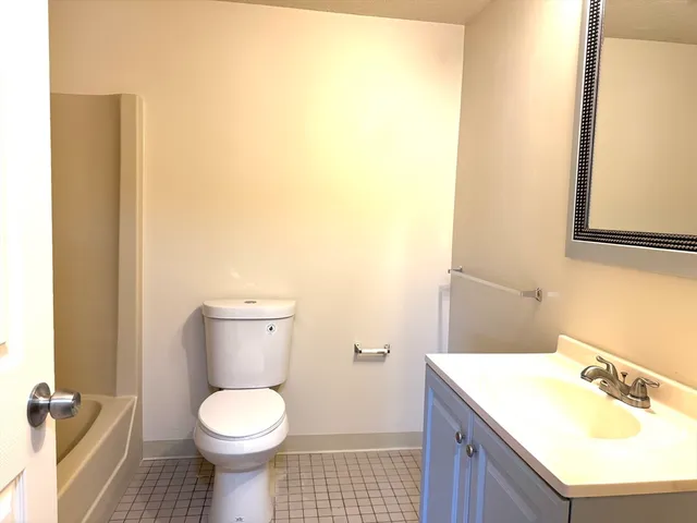 $2,550 | 484 Western Avenue, Unit B4, Lynn, MA 01902