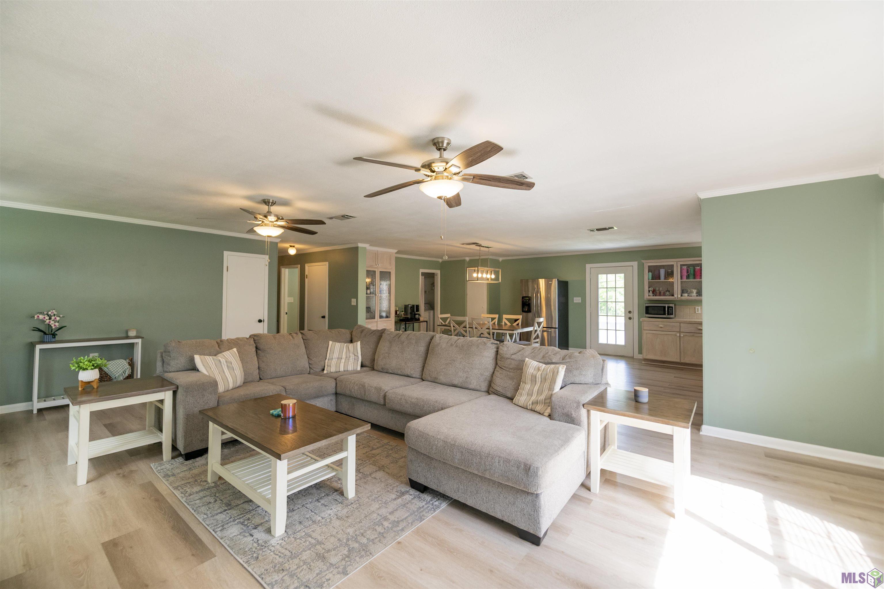 430 Fantastic Acres Boulevard Raceland, LA 70394 - Photo 2 of 23 living room
